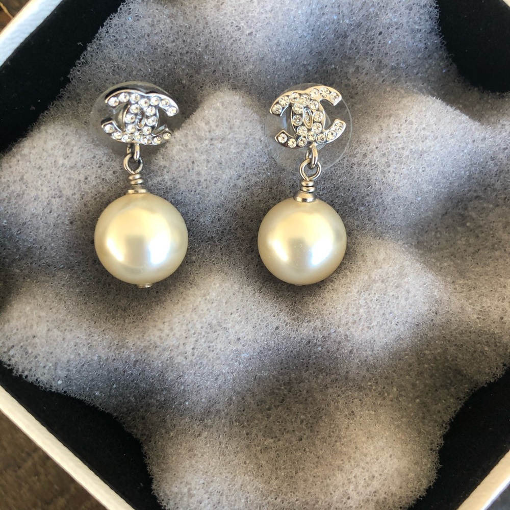 Chanel Pearl CC earrings